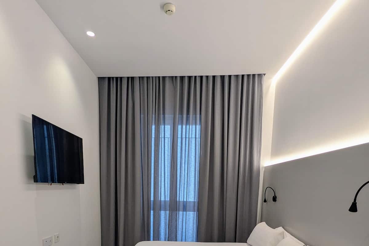 Ropa de cama de alta calidad, cubrecamas y minibar