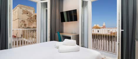 Ropa de cama de alta calidad, cubrecamas y minibar