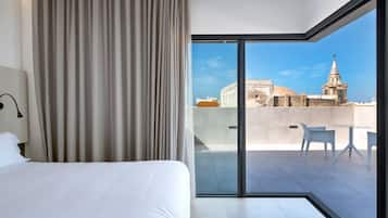 Ropa de cama de alta calidad, cubrecamas y minibar