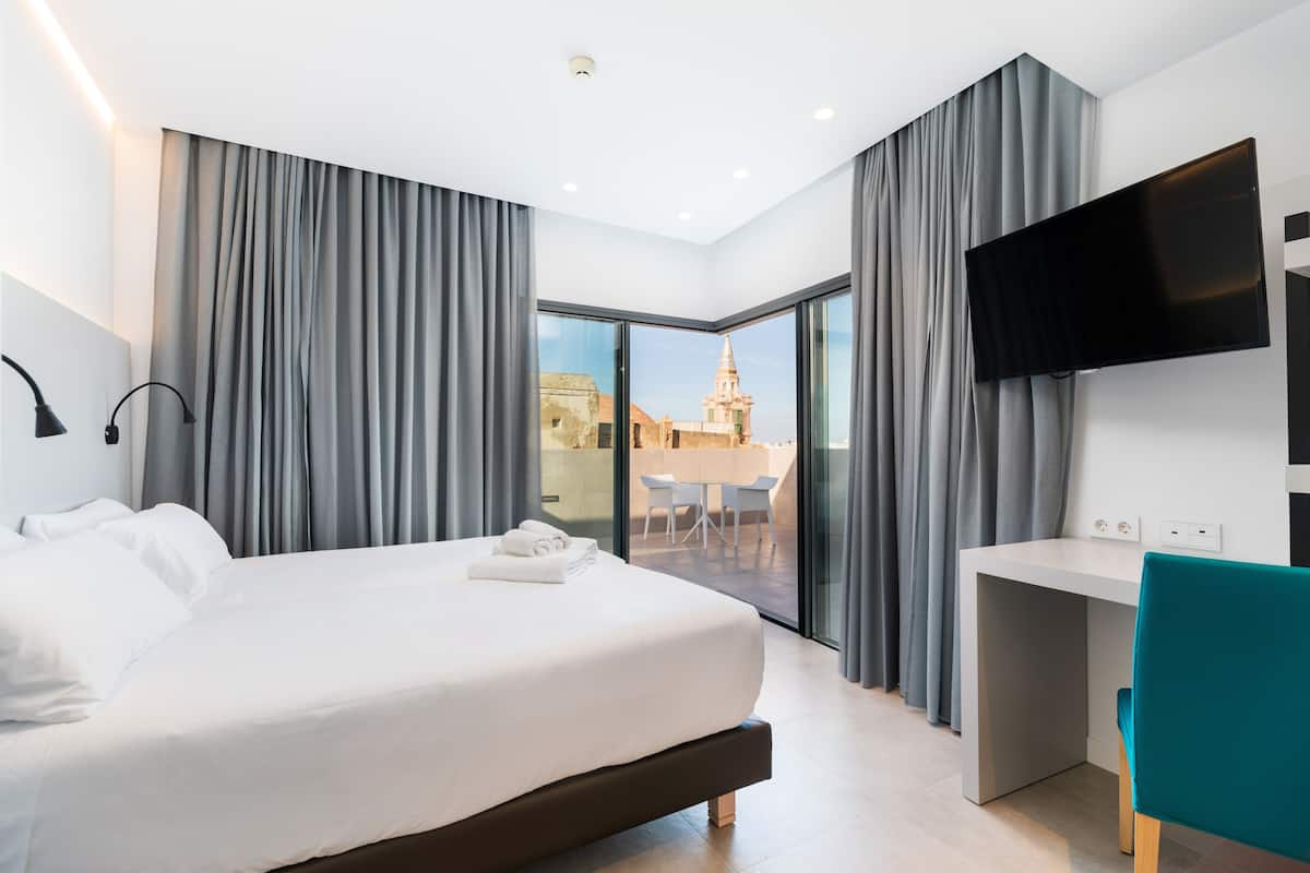 Ropa de cama de alta calidad, cubrecamas y minibar