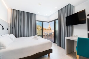 Panoramic-Doppelzimmer, Terrasse (Superior, Pool) | Hochwertige Bettwaren, Daunenbettdecken, Minibar, Zimmersafe