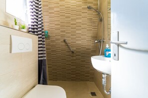 Apartment (Superior 2 Bedroom Apt with City View) | Bathroom | Shower, towels - Apartment Mo-mo (Dubrovnik)