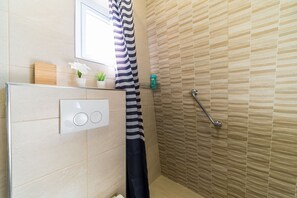 Apartment (Superior 2 Bedroom Apt with City View) | Bathroom