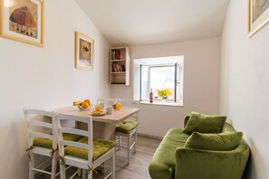 Huoneisto (Superior 2 Bedroom Apt with City View) | Olohuone | Televisio