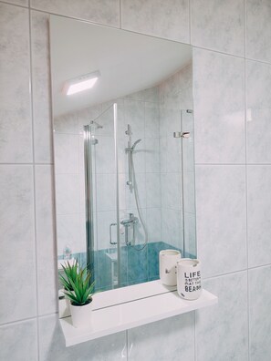 Dusche, Haartrockner, Handtücher, Seife