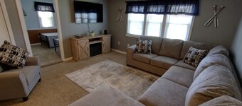 Neat,clean relaxed atmosphere located just outside of town .