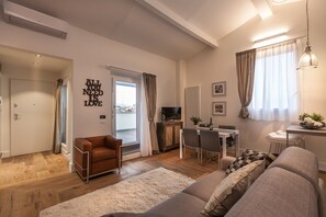 Appartement, 2 chambres | Coin séjour | Télévision LCD