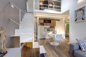 Apartamento, 2 quartos | Cozinha privada | Geladeira grande, micro-ondas, cooktop, lava-louças