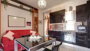 Apartamento, 2 quartos | Opções para refeição no quarto