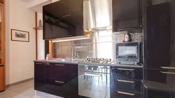 Apartment, 2 Schlafzimmer | Eigene Küche | Großer Kühlschrank, Mikrowelle, Ofen, Herdplatte