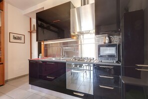 Apartment, 2 Schlafzimmer | Eigene Küche | Großer Kühlschrank, Mikrowelle, Ofen, Herdplatte