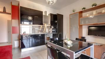 Apartamento, 2 habitaciones | Cocina privada | Frigorífico grande, microondas, horno y placa de cocina