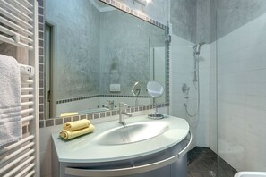 Apartamento, 2 quartos | Pia do banheiro