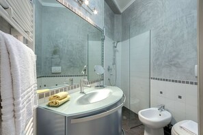 Apartment, 2 Schlafzimmer | Badezimmer | Dusche, Regendusche, kostenlose Toilettenartikel, Haartrockner