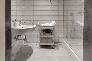 公寓, 1 間臥室 | 浴室 | 淋浴設備、淋浴花灑、免費盥洗用品、吹風機