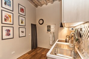 Departamento, 1 habitación | Cocineta privada | Refrigerador con congelador, microondas y parrilla de estufa 