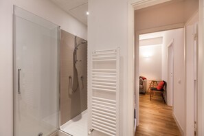 Appartement, 2 chambres | Douche de la salle de bain