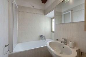 Appartement, 1 chambre | Salle de bain | Ensemble douche/baignoire, douche à « effet pluie »