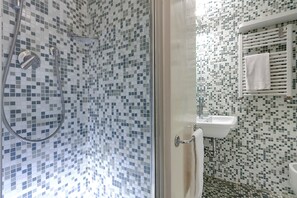 Appartement, 1 slaapkamer | Badkamer | Een douche, een regendouche, gratis toiletartikelen, een haardroger