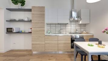 Mamo Florence - David Apartment | Private kitchen | Full-sized fridge, microwave, oven, stovetop