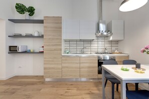 Mamo Florence - David Apartment | Yksityinen keittiö | Täysikokoinen jääkaappi, mikroaaltouuni, uuni, liesi