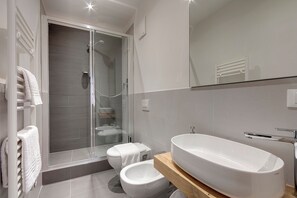Mamo Florence - Buonarroti Apartment | Banheiro | Chuveiro, chuveiro com efeito de chuva, produtos de toalete grátis 