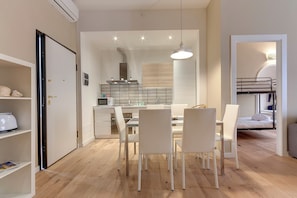 Mamo Florence - Buonarroti Apartment | Yksityinen keittiö | Täysikokoinen jääkaappi, mikroaaltouuni, uuni, liesi