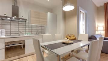 Mamo Florence - Buonarroti Apartment | Cucina privata | Frigorifero con congelatore, microonde, forno, piano cottura