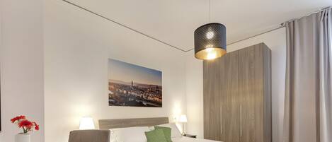Une chambre d’hôtel moderne avec un grand lit, une tête de lit en bois et un tableau représentant un paysage urbain accroché au mur.