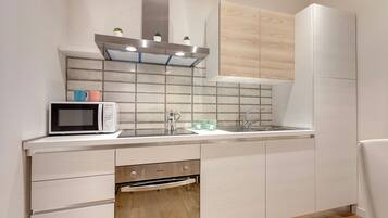 Mamo Florence - Buonarroti Apartment | Cucina privata | Frigorifero con congelatore, microonde, forno, piano cottura