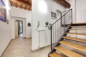 Mamo Florence - Lacorte 2 Bedrooms Apartment | Area soggiorno | TV LCD