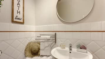 Apartment, 1 Bedroom | Bathroom sink