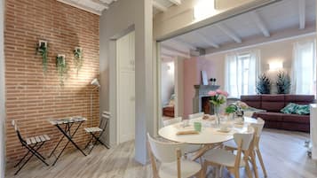 Appartement | Woonruimte | Een 24-inch lcd-televisie met digitale zenders