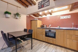 Departamento | Cocina privada | Refrigerador con congelador, microondas y parrilla de estufa 