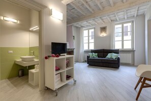 Apartment, 3 Schlafzimmer | Wohnbereich | 24-Zoll-LCD-Fernseher mit Digitalempfang
