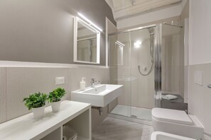 Departamento, 3 habitaciones | Baño | Tina y regadera independientes y regadera tipo lluvia 