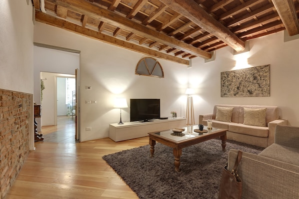 Apartment, 2 Schlafzimmer | Wohnbereich | LCD-Fernseher