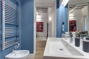 Appartement, 2 chambres | Salle de bain | Douche, douche à « effet pluie », articles de toilette gratuits