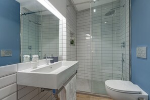 Apartamento, 2 quartos | Banheiro | Chuveiro, chuveiro com efeito de chuva, produtos de toalete grátis 