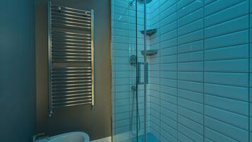 Departamento, 1 habitación | Baño | Regadera, regadera tipo lluvia, amenidades de baño gratuitas