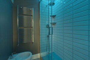 Apartment, 1 Bedroom | Bathroom | Shower, rainfall showerhead, free toiletries, hair dryer