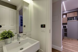Appartement, 1 chambre | Lavabo de la salle de bain