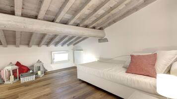 Apartamento, 2 quartos | Wi-Fi de cortesia, roupa de cama