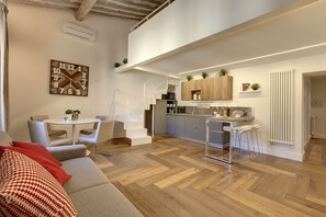 Apartment, 2 Schlafzimmer | Wohnbereich | LCD-Fernseher