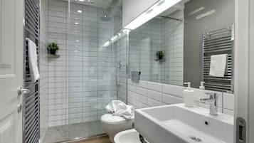 Apartamento, 2 habitaciones | Baño | Ducha y cabezal de ducha tipo lluvia