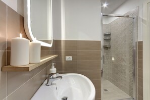 Opera - One Bedroom Apartment - 1st Floor | Kylpyhuone | Suihku, sadesuihkupää, ilmaiset hygieniatuotteet, hiustenkuivaaja
