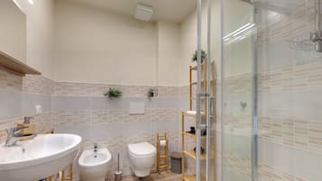 Sinfonia - Two Bedroom Apartment - 3rd Floor | Banheiro | Chuveiro, chuveiro com efeito de chuva, produtos de toalete grátis