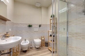 Sinfonia - Two Bedroom Apartment - 3rd Floor | Bathroom | Shower, rainfall showerhead, free toiletries, hair dryer - Mamo Florence – Neri22 Apartments (Florence)
