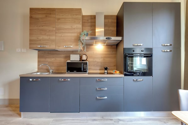 Sinfonia - Two Bedroom Apartment - 3rd Floor | Cuisine privée | Réfrigérateur grande capacité avec congélateur, four à micro-ondes