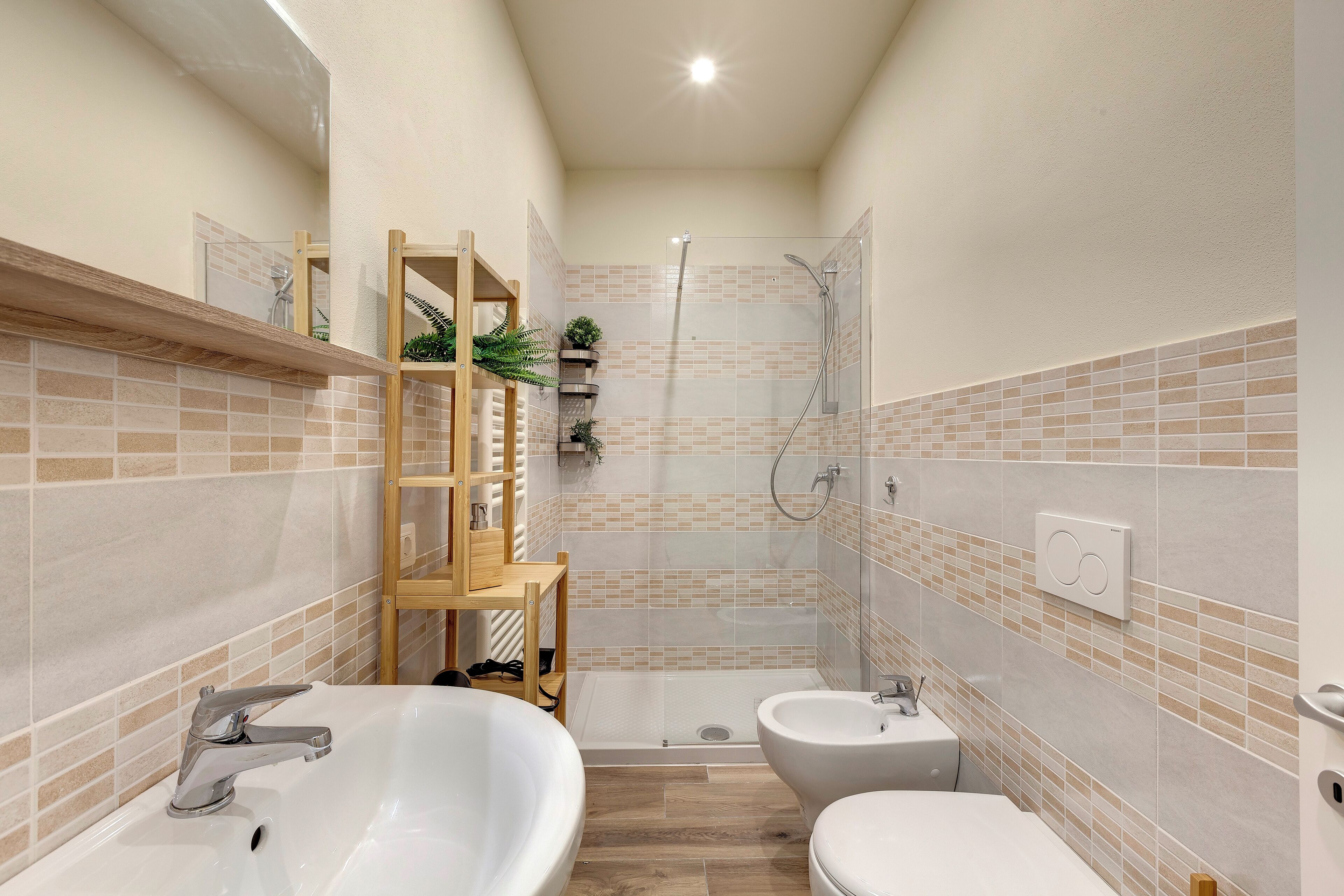 Sinfonia - Two Bedroom Apartment - 3rd Floor | Baño | Regadera, regadera tipo lluvia, amenidades de baño gratuitas 